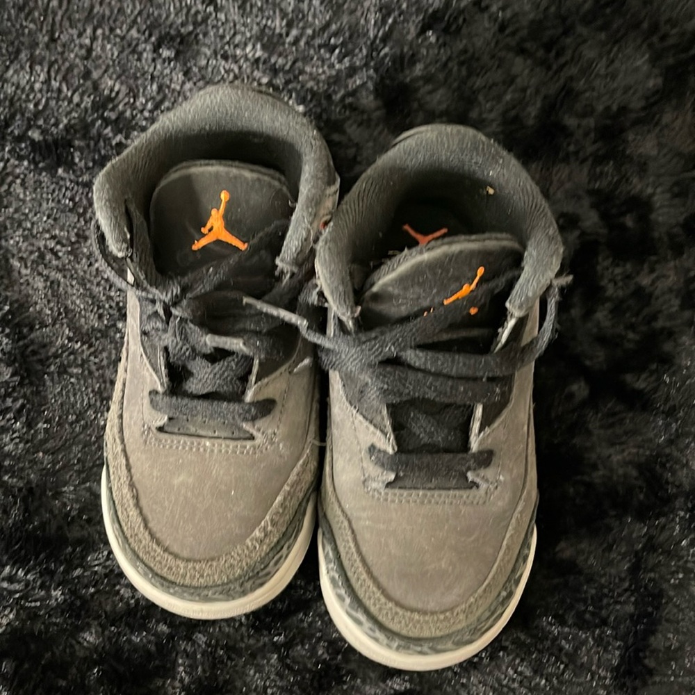 Jordan 3 Retro “Fear Pack” Black and Gray Sneakers with Sleek Design
